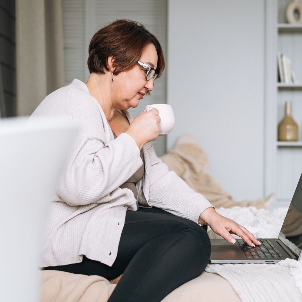 Tak ukryjesz brzuch tarczycowy. Trzy sposoby nie tylko dla 50-latek